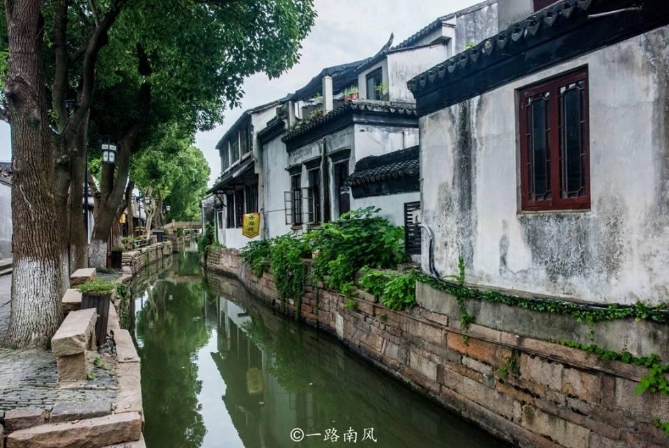 马克龙到访印度受到高规格接待 与莫迪坐车巡游